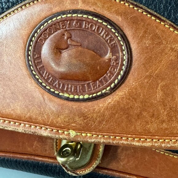 Vintage DOONEY & BOURKE BLACK ALL WEATHER LEATHER Crossbody Shoulder Purse - Picture 4 of 13